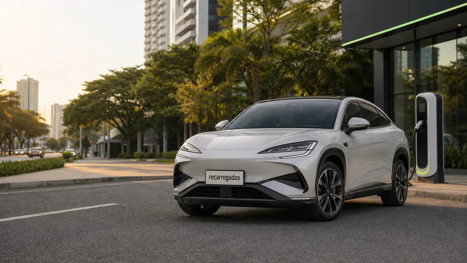 BYD Sealion 7 no Brasil: review com preço, autonomia, recarga, prós e contras SUV elétrico BYD Sealion 7 em avenida brasileira com placa recarregados em destaque