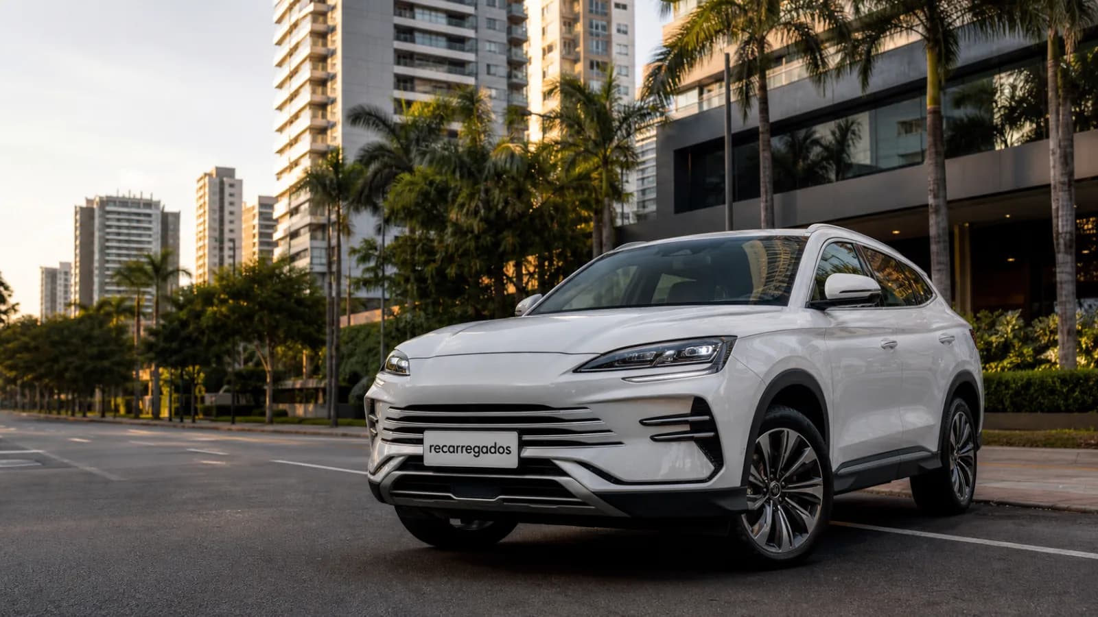 BYD Song Plus 2027 no Brasil: review com preço, autonomia, consumo, prós, contras e veredito SUV híbrido plug-in BYD Song Plus em avenida brasileira com placa recarregados em destaque
