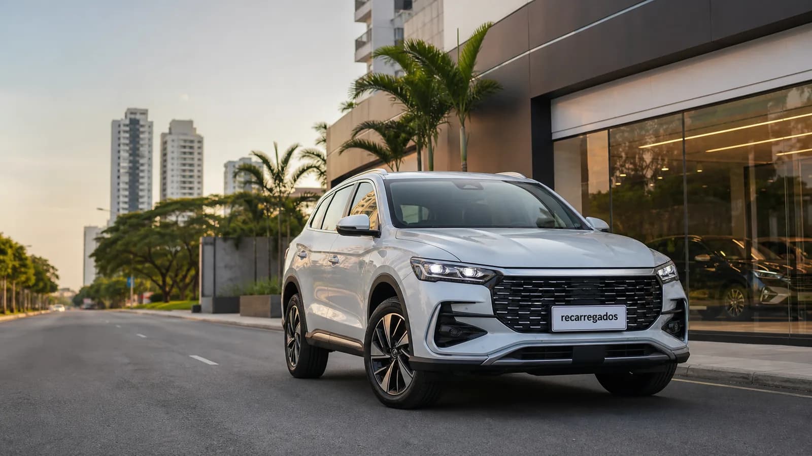 BYD Song Pro 2026 no Brasil: review objetivo com preço, consumo, autonomia, prós e contras SUV híbrido plug-in BYD Song Pro em avenida brasileira com placa recarregados em destaque