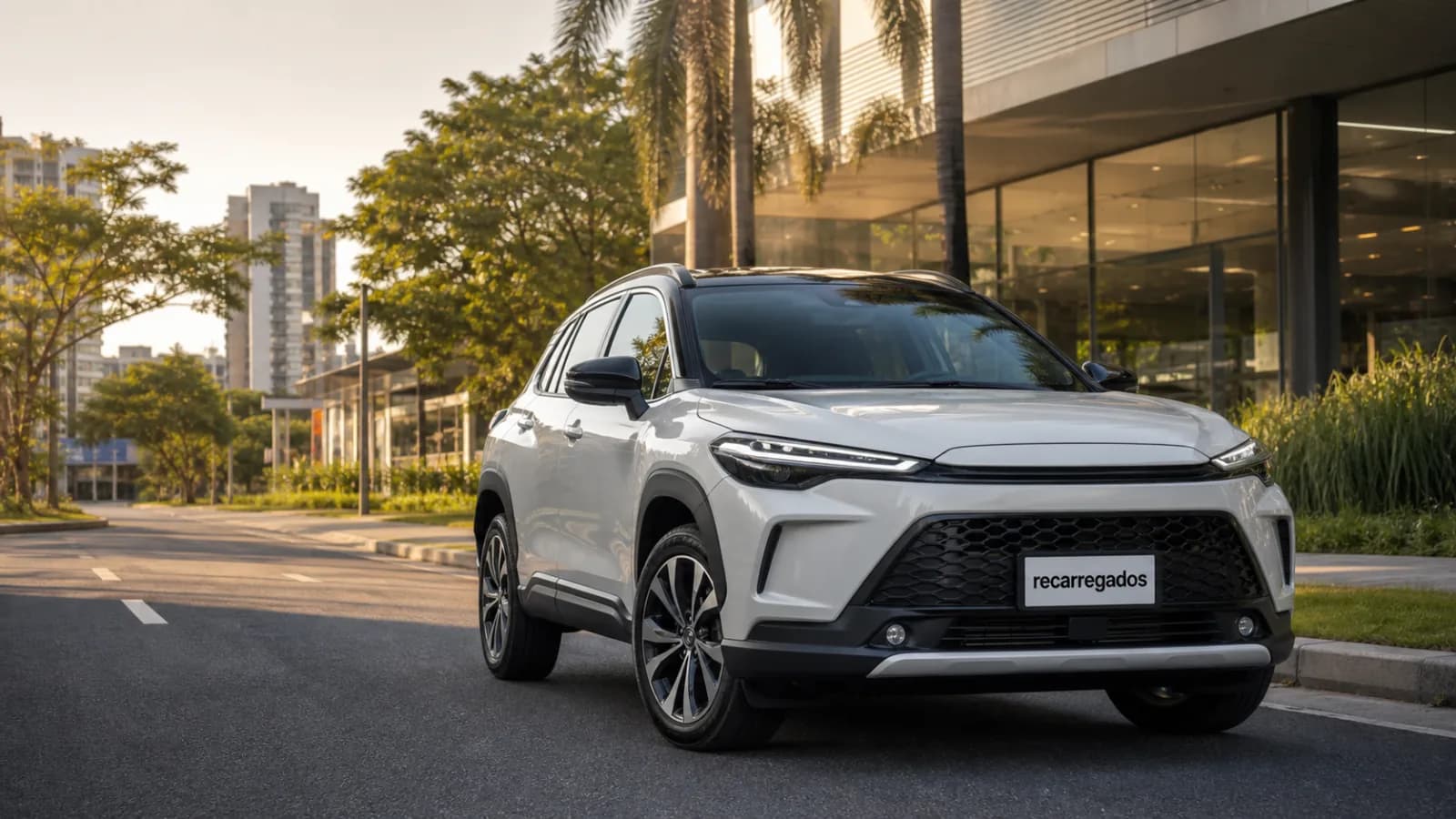 Toyota Corolla Cross Hybrid 2026 no Brasil: review com preço, consumo, prós e contras SUV híbrido Toyota Corolla Cross em avenida brasileira com placa recarregados em destaque