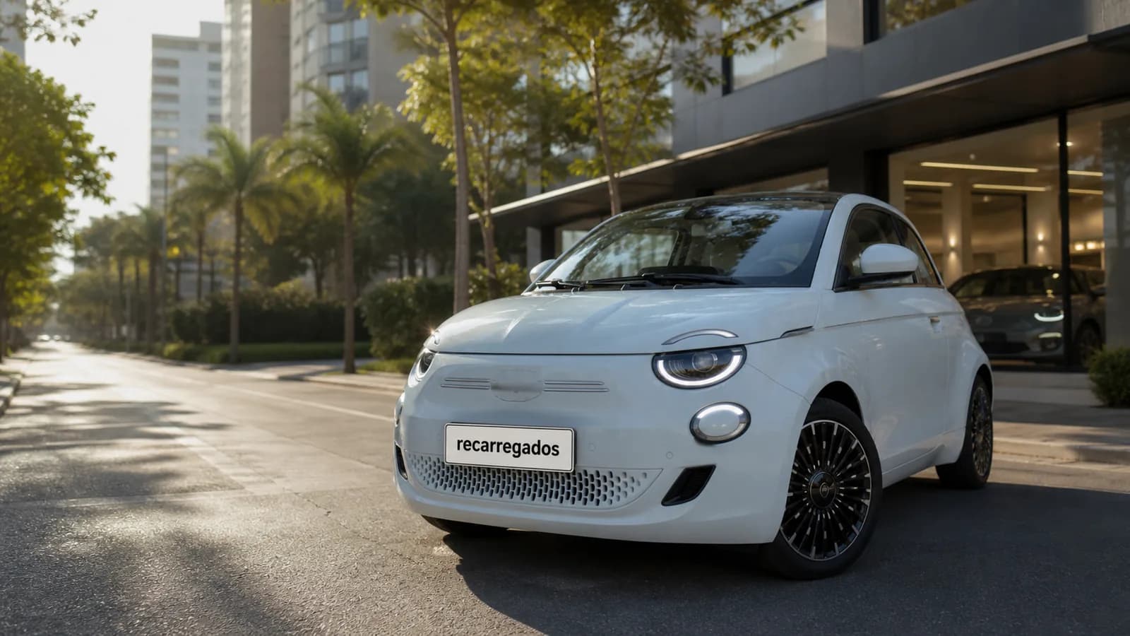 Fiat 500e usado no Brasil: review com preço, autonomia, bateria, recarga, prós e contras Fiat 500e usado elétrico em avenida brasileira com placa recarregados em destaque