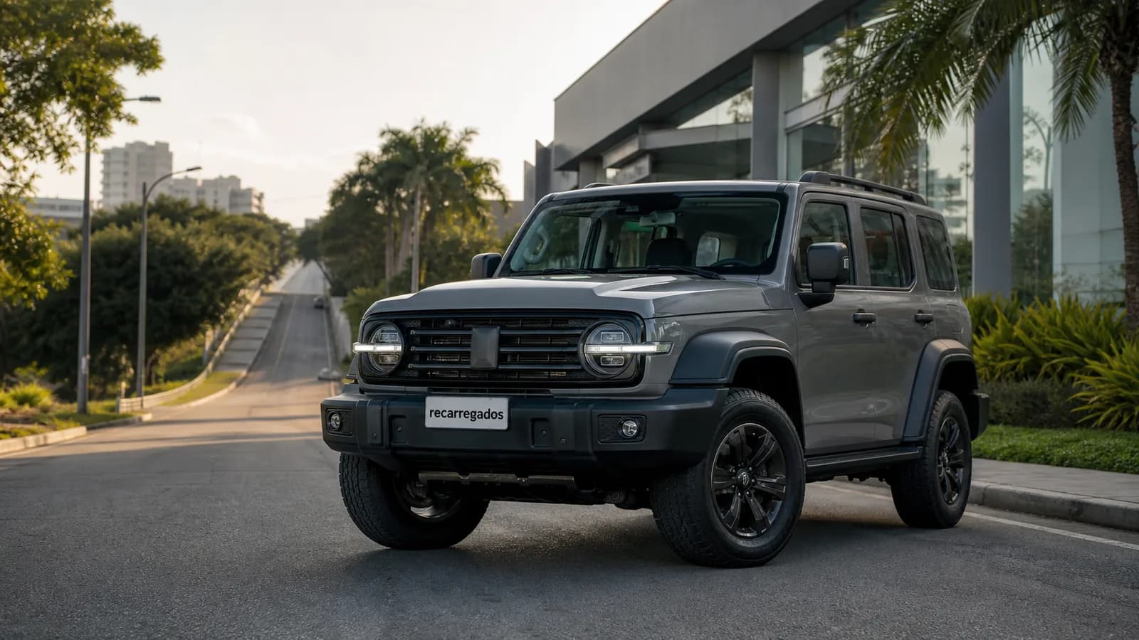 GWM Tank 300 PHEV Flex no Brasil: review com preço, autonomia elétrica, consumo e prós e contras SUV híbrido plug-in GWM Tank 300 em avenida brasileira com placa recarregados em destaque