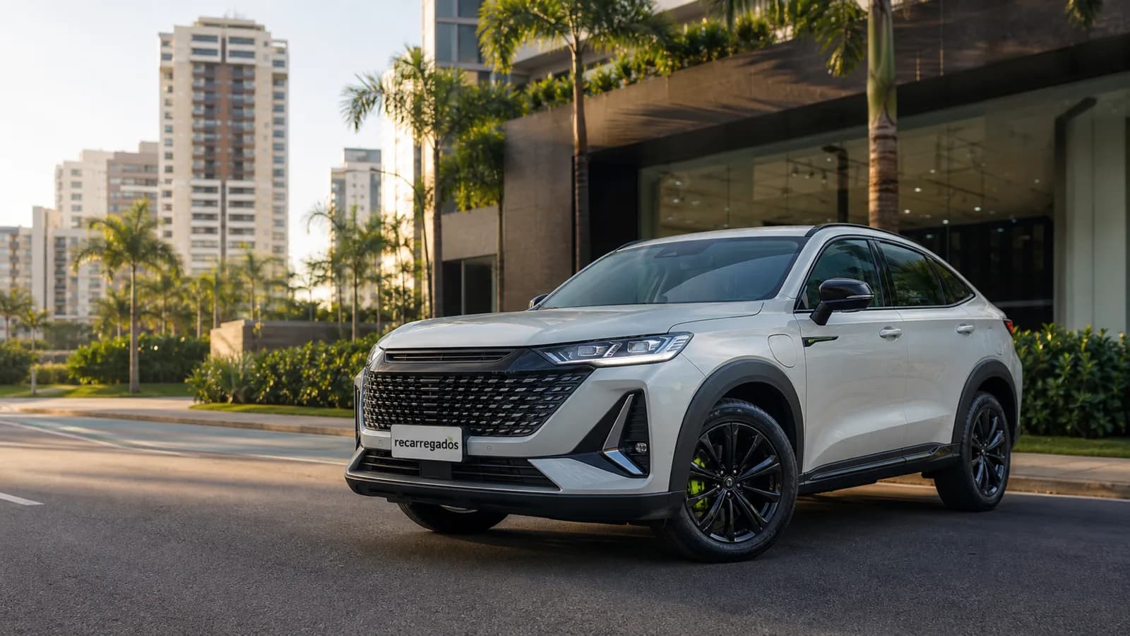 Haval H6 GT PHEV Flex no Brasil: review com preço, autonomia elétrica, consumo, prós e contras SUV cupê híbrido plug-in Haval H6 GT Flex em avenida brasileira com placa recarregados