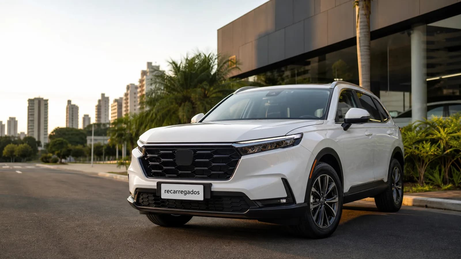 Honda CR-V Advanced Hybrid no Brasil: review com preço, consumo, espaço, prós e contras SUV híbrido Honda CR-V Advanced Hybrid em avenida brasileira com placa recarregados em destaque