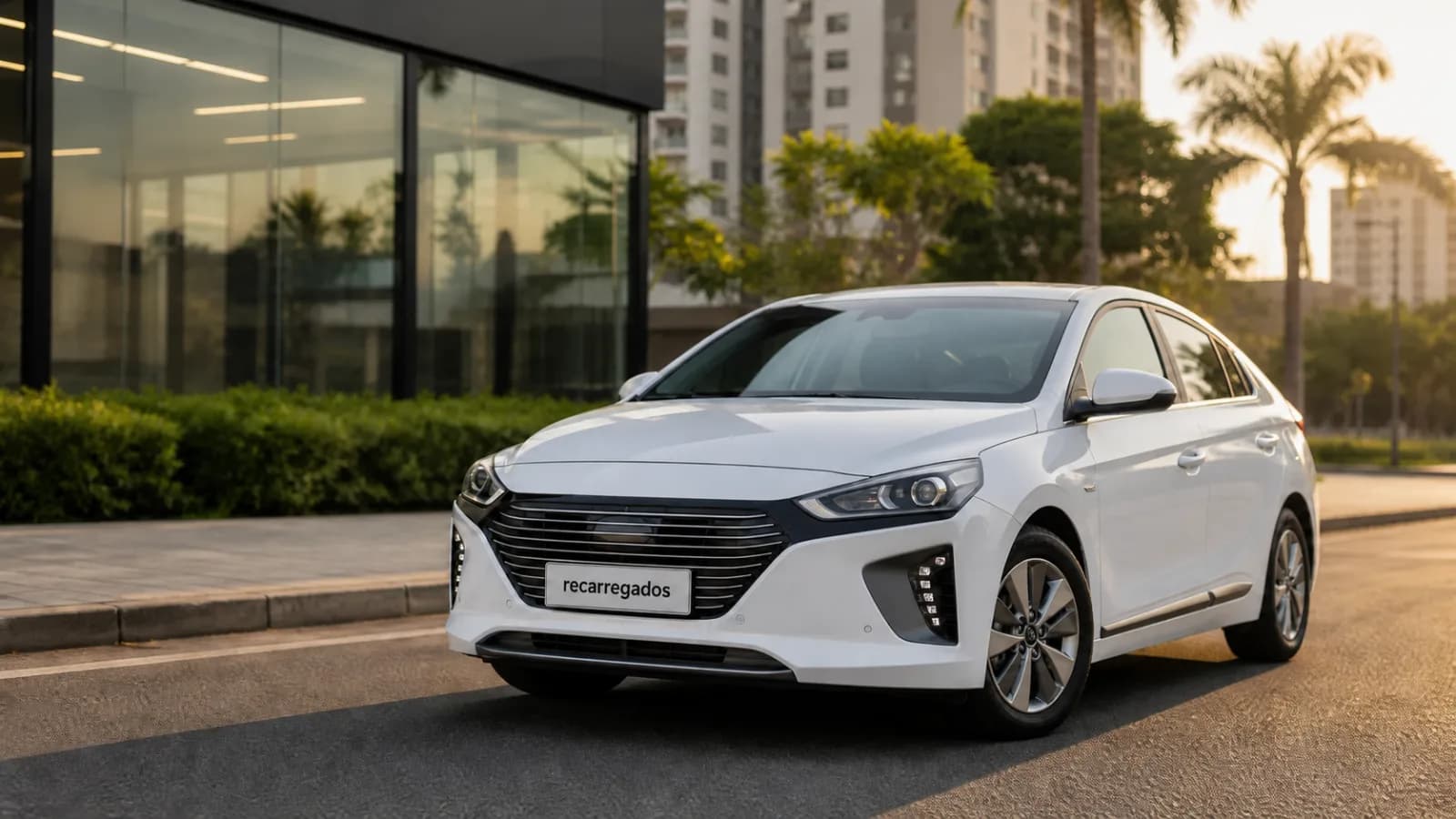 Hyundai Ioniq Hybrid usado no Brasil: review com consumo, bateria, preco, pros e contras Hyundai Ioniq Hybrid usado em avenida brasileira com placa recarregados em destaque