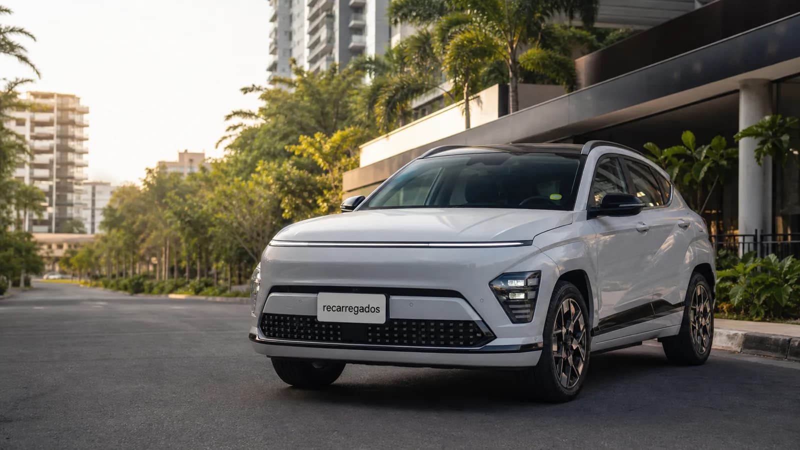 Hyundai Kona Hybrid 2026 no Brasil: review com preco, consumo, pros e contras SUV hibrido Hyundai Kona em avenida brasileira com placa recarregados em destaque
