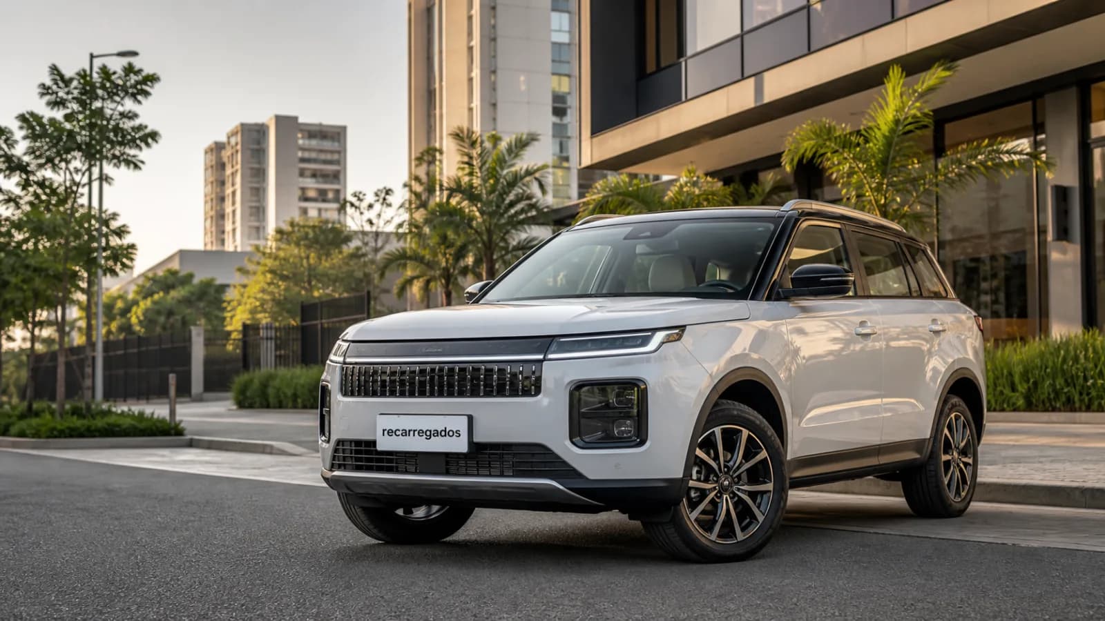 Jaecoo 5 HEV no Brasil: review com preço estimado, consumo, desempenho, prós e contras SUV híbrido Jaecoo 5 HEV em avenida brasileira com placa recarregados em destaque