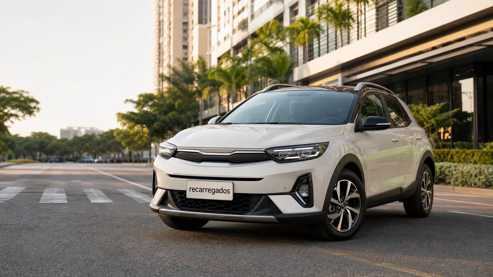 Kia Stonic MHEV usado no Brasil: review com preço, consumo, câmbio DCT, prós e contras Kia Stonic MHEV usado em avenida brasileira com placa recarregados em destaque