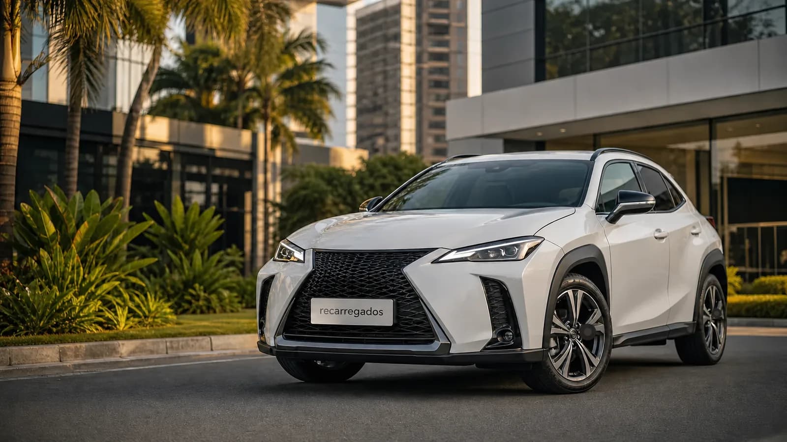 Lexus UX 300h no Brasil: review com preço, consumo, desempenho, prós e contras SUV híbrido Lexus UX 300h em avenida brasileira com placa recarregados em destaque