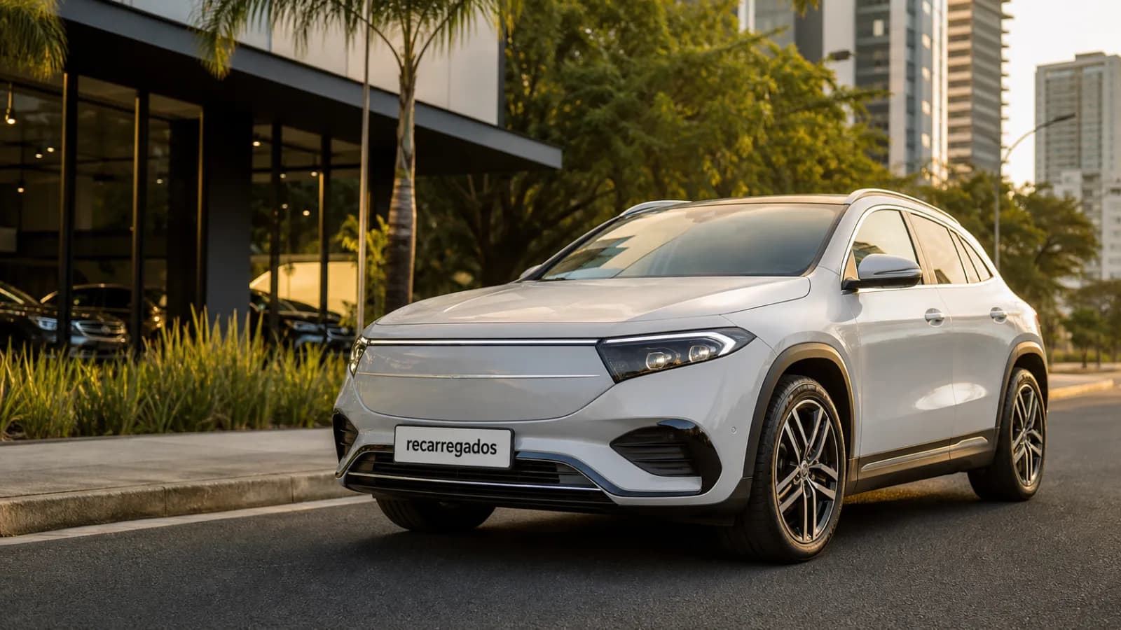 Mercedes EQA usado no Brasil: review com preço, autonomia, bateria, recarga, porta-malas e prós e contras Mercedes EQA usado elétrico em avenida brasileira com placa recarregados em destaque
