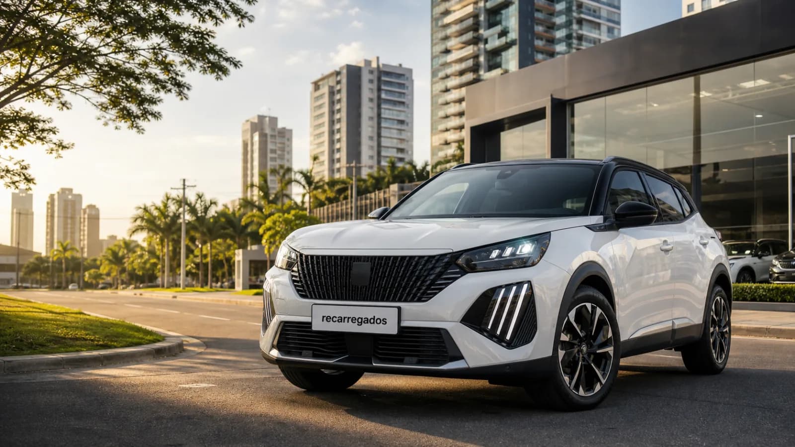Peugeot 2008 GT Hybrid no Brasil: review com preço, consumo, segurança, prós e contras Peugeot 2008 GT Hybrid em avenida brasileira com placa recarregados em destaque