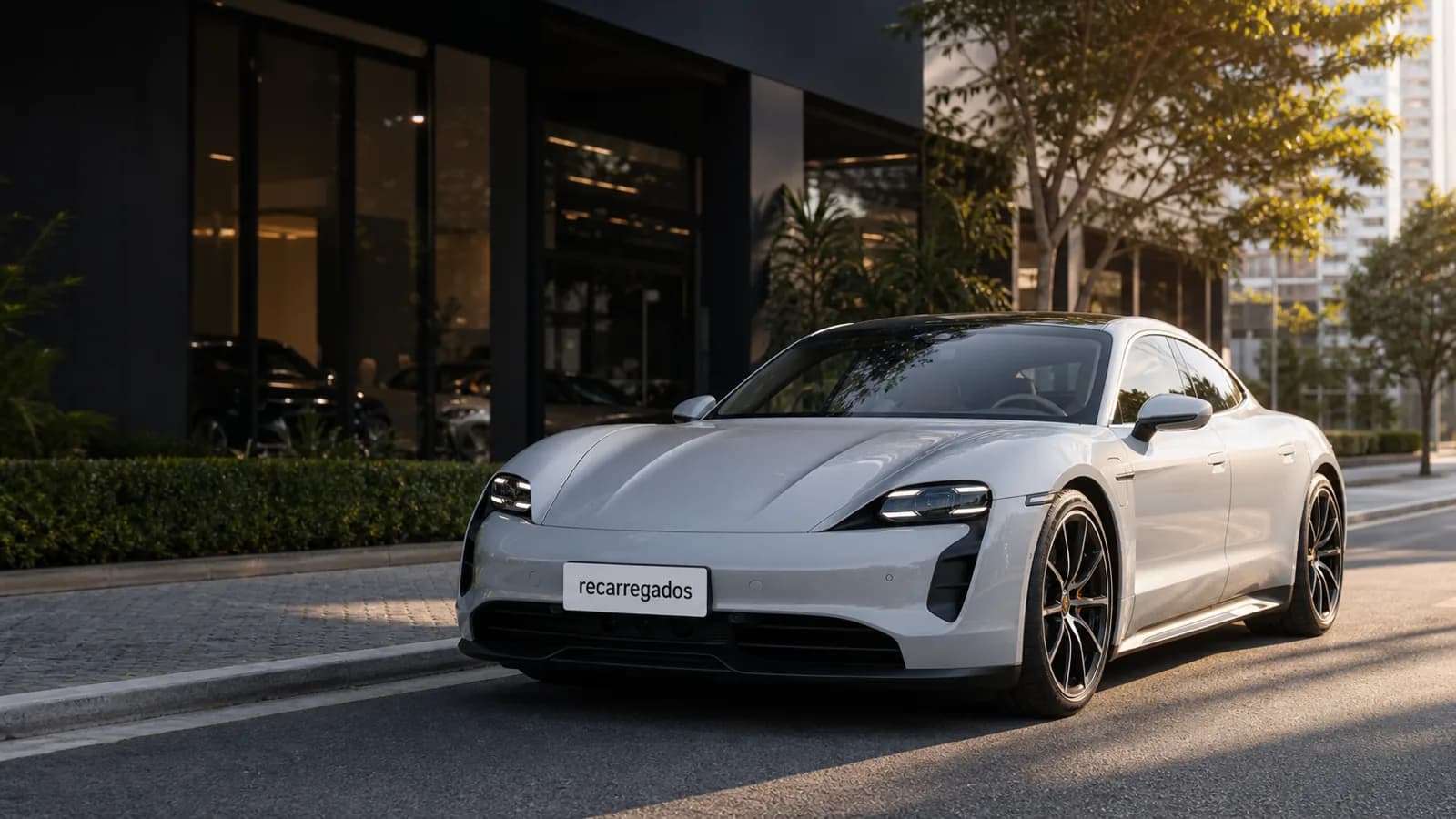 Porsche Taycan usado no Brasil: review com preço, bateria, autonomia, recall, prós e contras Porsche Taycan usado elétrico em avenida brasileira com placa recarregados em destaque