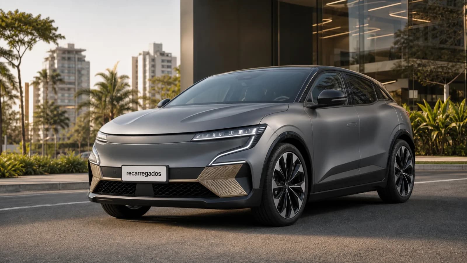 Renault Megane E-Tech usado: review com preço, autonomia, recarga, prós, contras e veredito de compra Renault Megane E-Tech usado em avenida brasileira com placa recarregados em destaque