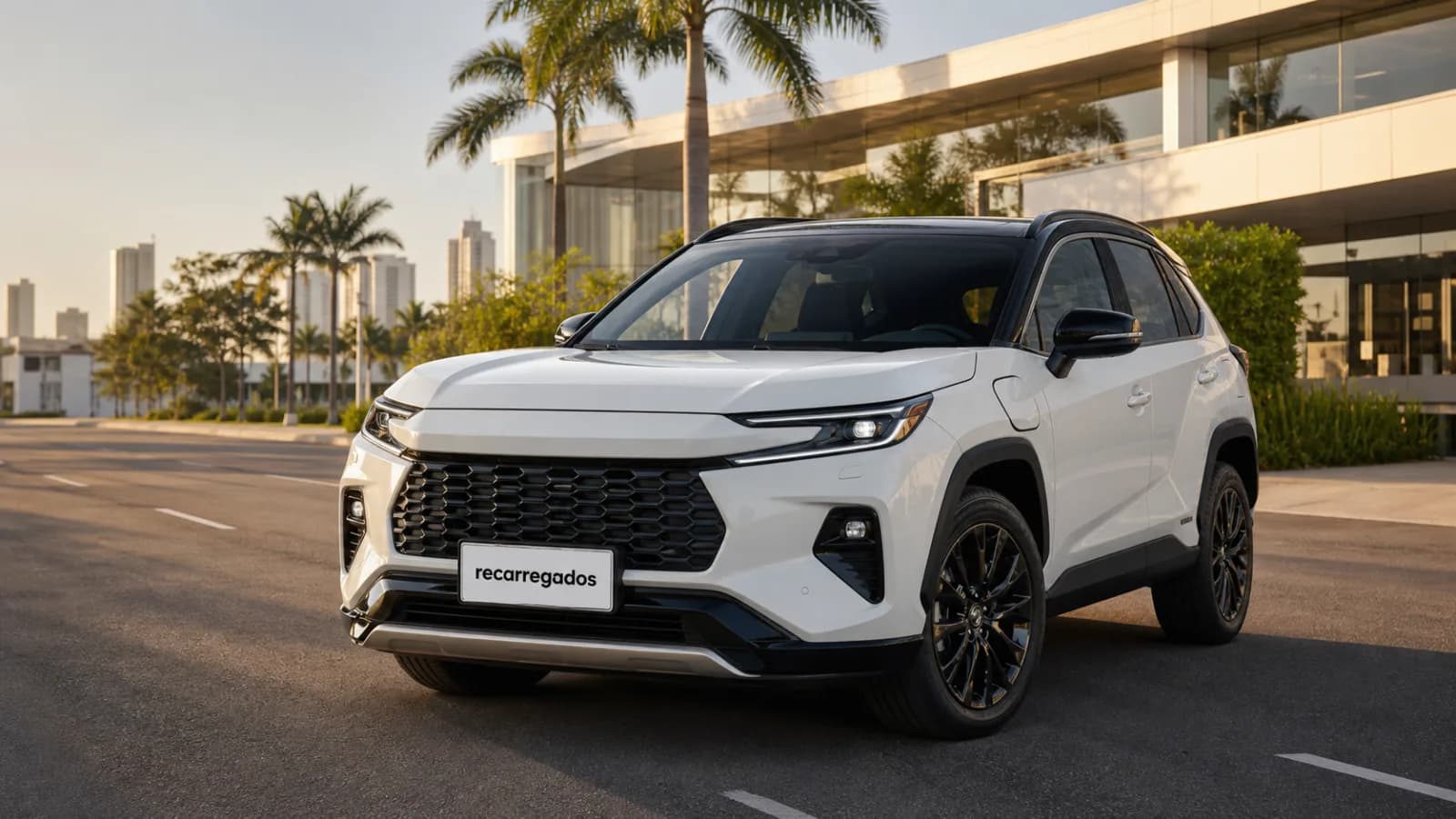 Toyota RAV4 PHEV XSE 2026 no Brasil: review com preço, autonomia, recarga e prós e contras SUV Toyota RAV4 PHEV em avenida brasileira com placa recarregados em destaque