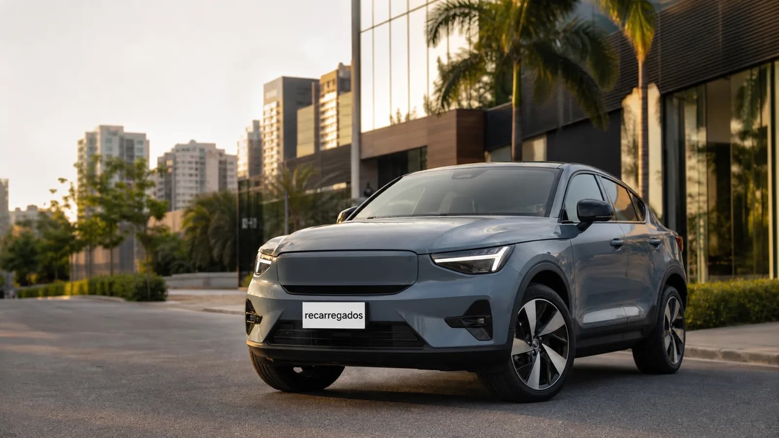 Volvo C40 Recharge usado: review com preço, autonomia, bateria, recarga, prós e contras Volvo C40 Recharge usado elétrico em avenida brasileira com placa recarregados em destaque