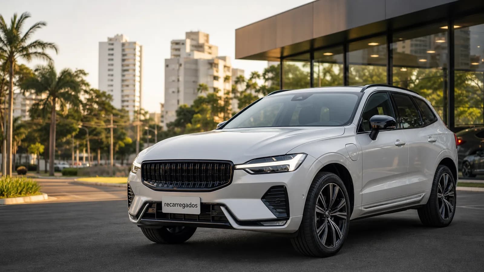 Volvo XC60 T8 usado: review com preço, bateria, autonomia, recall, prós e contras Volvo XC60 T8 usado híbrido plug-in em avenida brasileira com placa recarregados em destaque