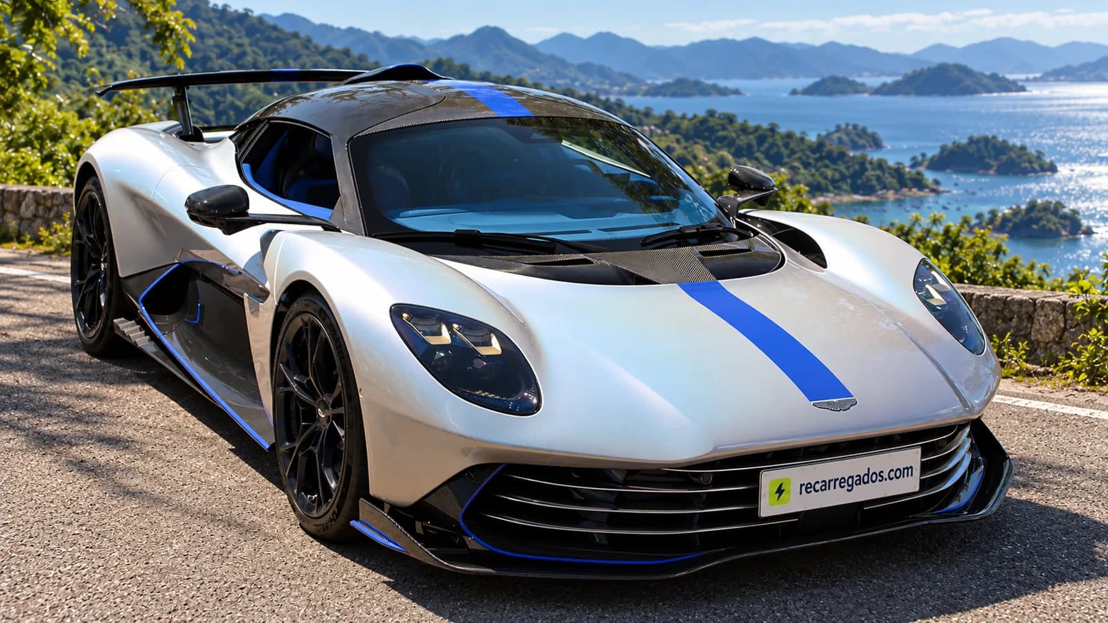 Aston Martin Valhalla prata com faixa azul em estrada litorânea de Angra dos Reis, imagem gerada com IA a partir de foto real