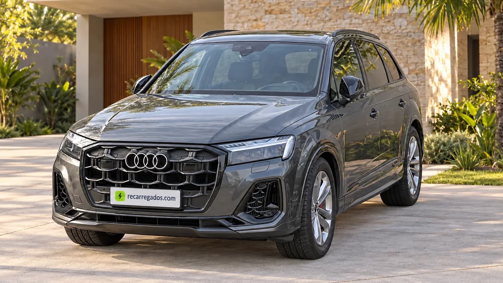 Audi Q7 55 TFSI quattro em residência contemporânea com jardim tropical, imagem gerada com IA a partir de foto real