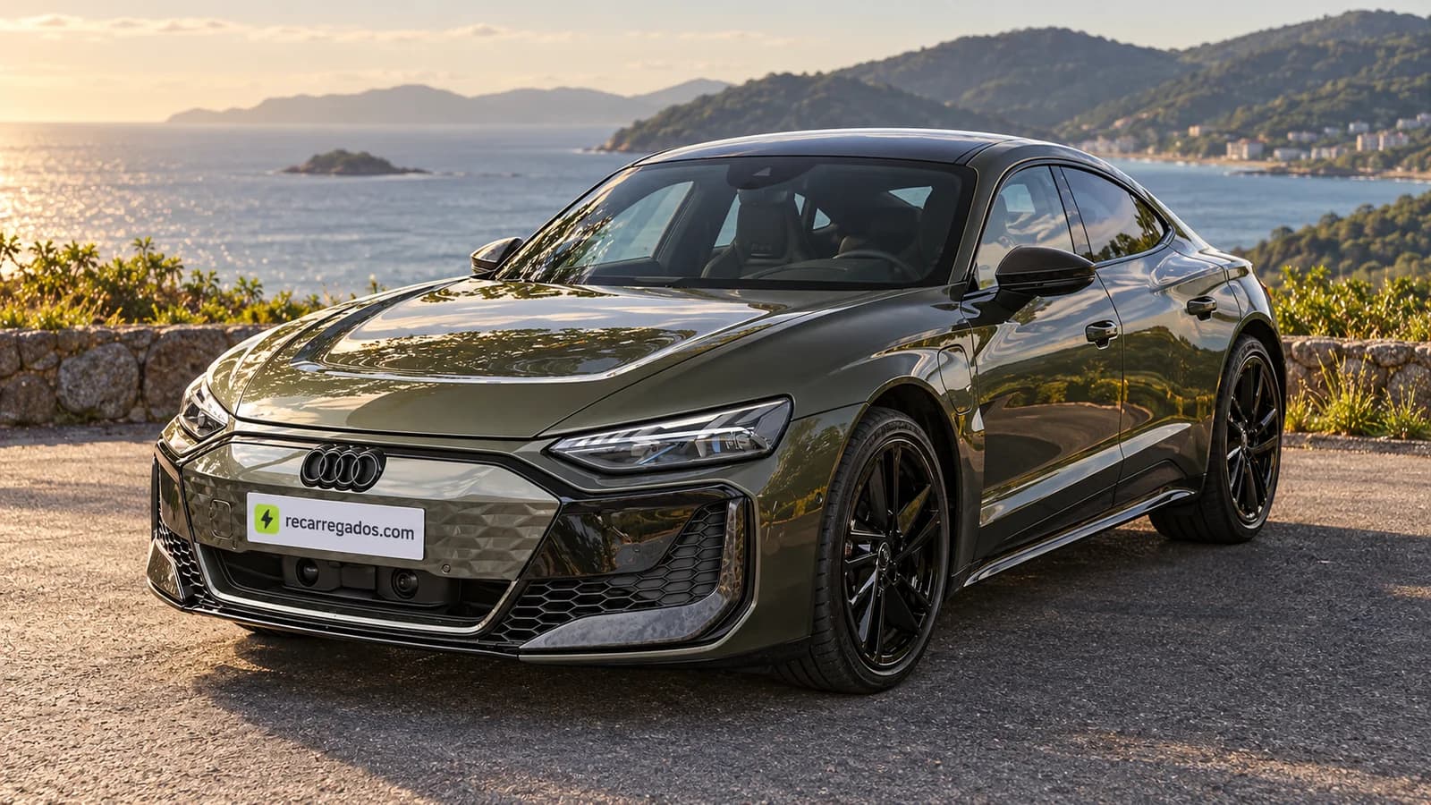 Audi RS e-tron GT Performance em mirante costeiro de Florianópolis ao entardecer, imagem gerada com IA a partir de foto real