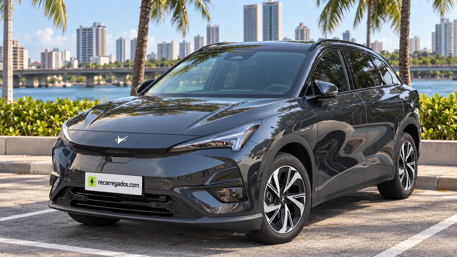 Arcfox T5 cinza-escuro em estacionamento moderno de Recife, imagem gerada com IA a partir de foto real