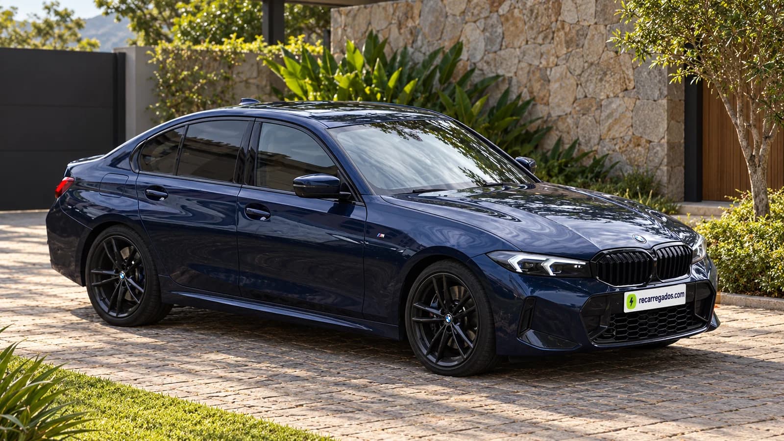 BMW 330e M Sport azul, sedã G20 atualizado em uma casa contemporânea, imagem gerada com IA a partir de foto real