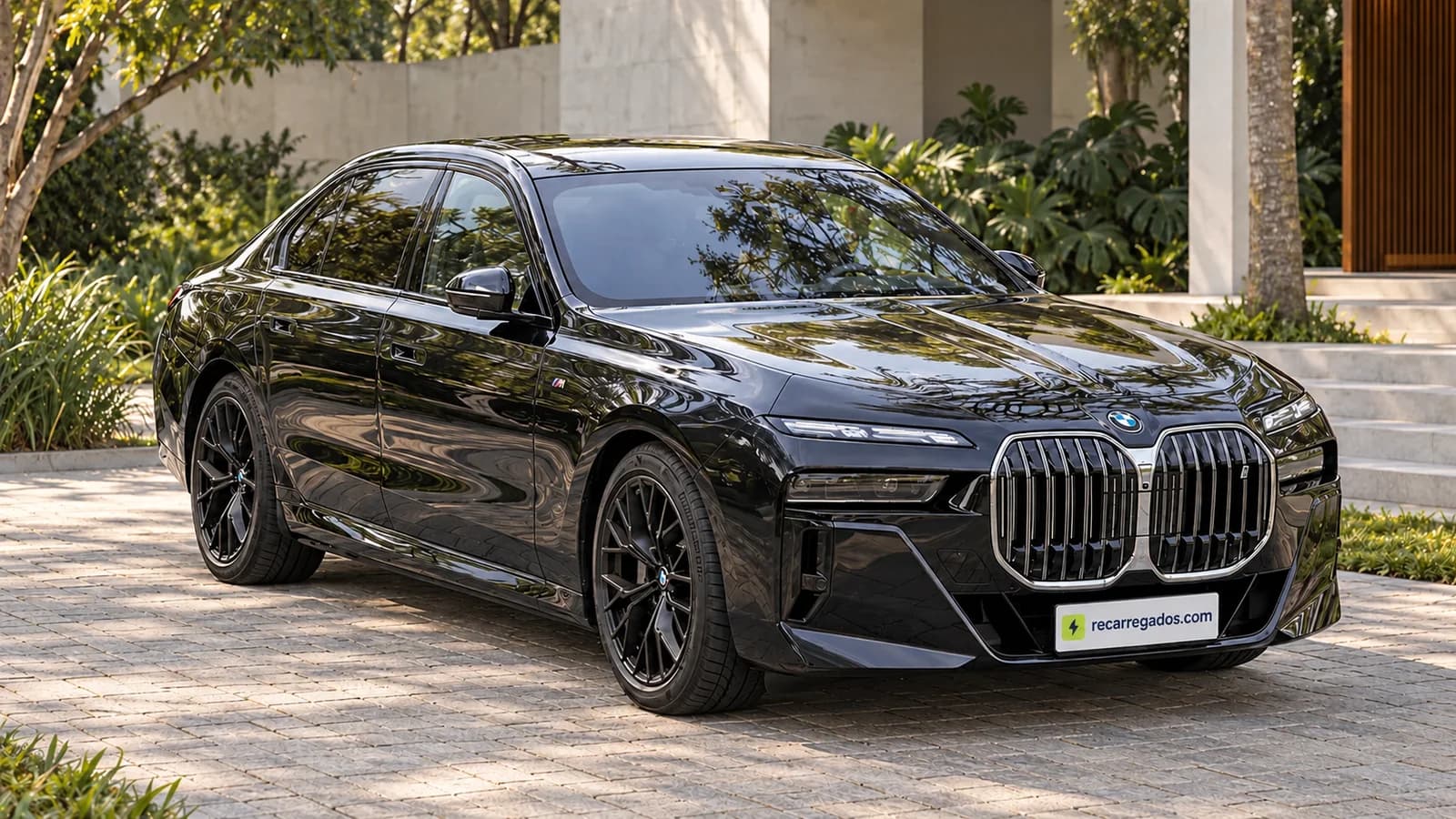 BMW i7 xDrive60 G70 electric luxury sedan em residência contemporânea de São Paulo, imagem gerada com IA a partir de foto real