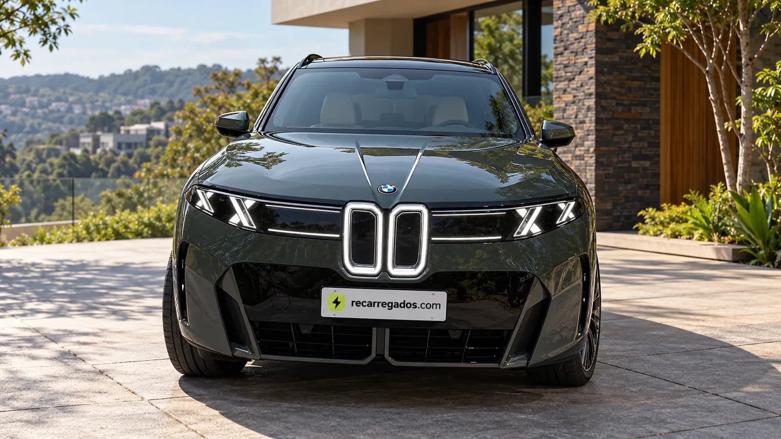BMW iX5 verde-acinzentado em casa moderna de Nova Lima, imagem gerada com IA a partir de foto real