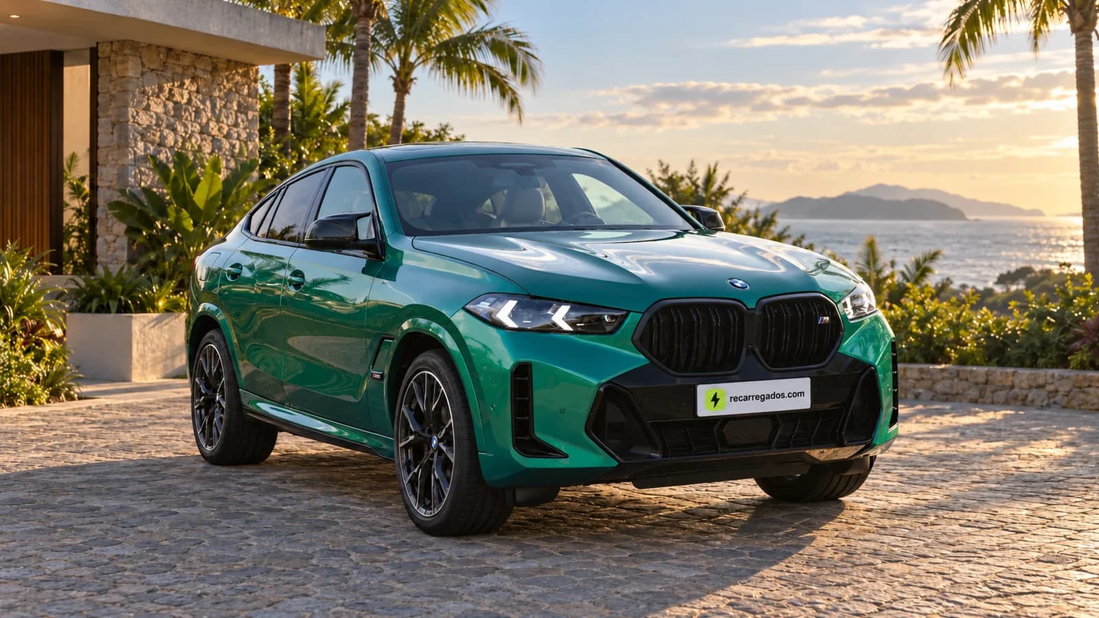 BMW X6 facelift atual, SUV cupê verde em uma casa contemporânea no litoral brasileiro, imagem gerada com IA a partir de foto real