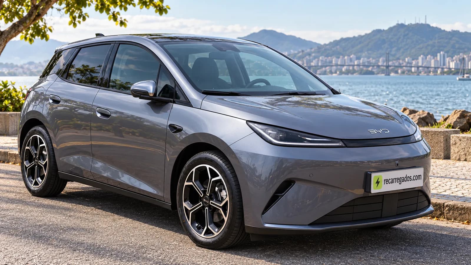 BYD Dolphin G DM-i cinza em rua de Florianópolis, imagem gerada com IA a partir de foto real