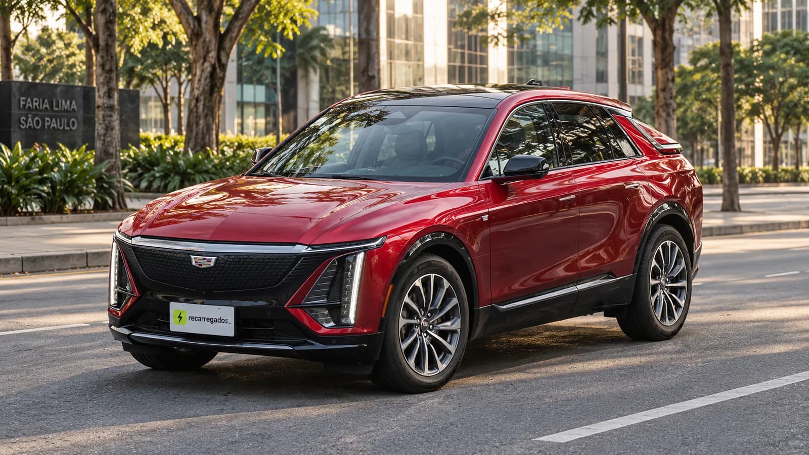 Cadillac Lyriq vermelho em avenida arborizada de São Paulo, imagem gerada com IA a partir de foto real