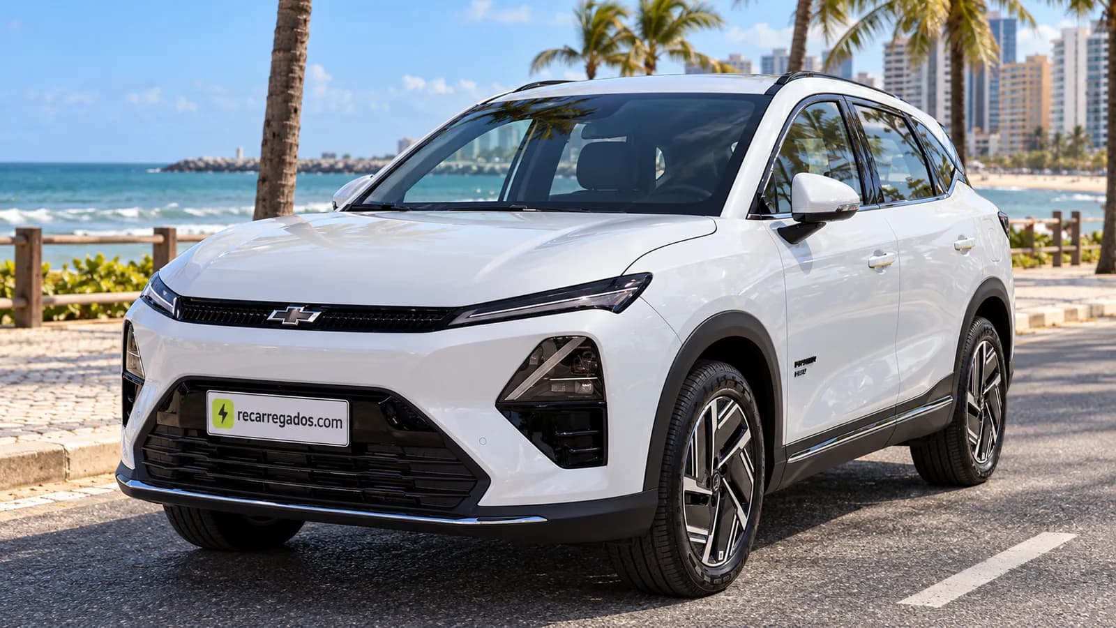 Chevrolet Captiva PHEV branco em avenida de Fortaleza, imagem gerada com IA a partir de foto real
