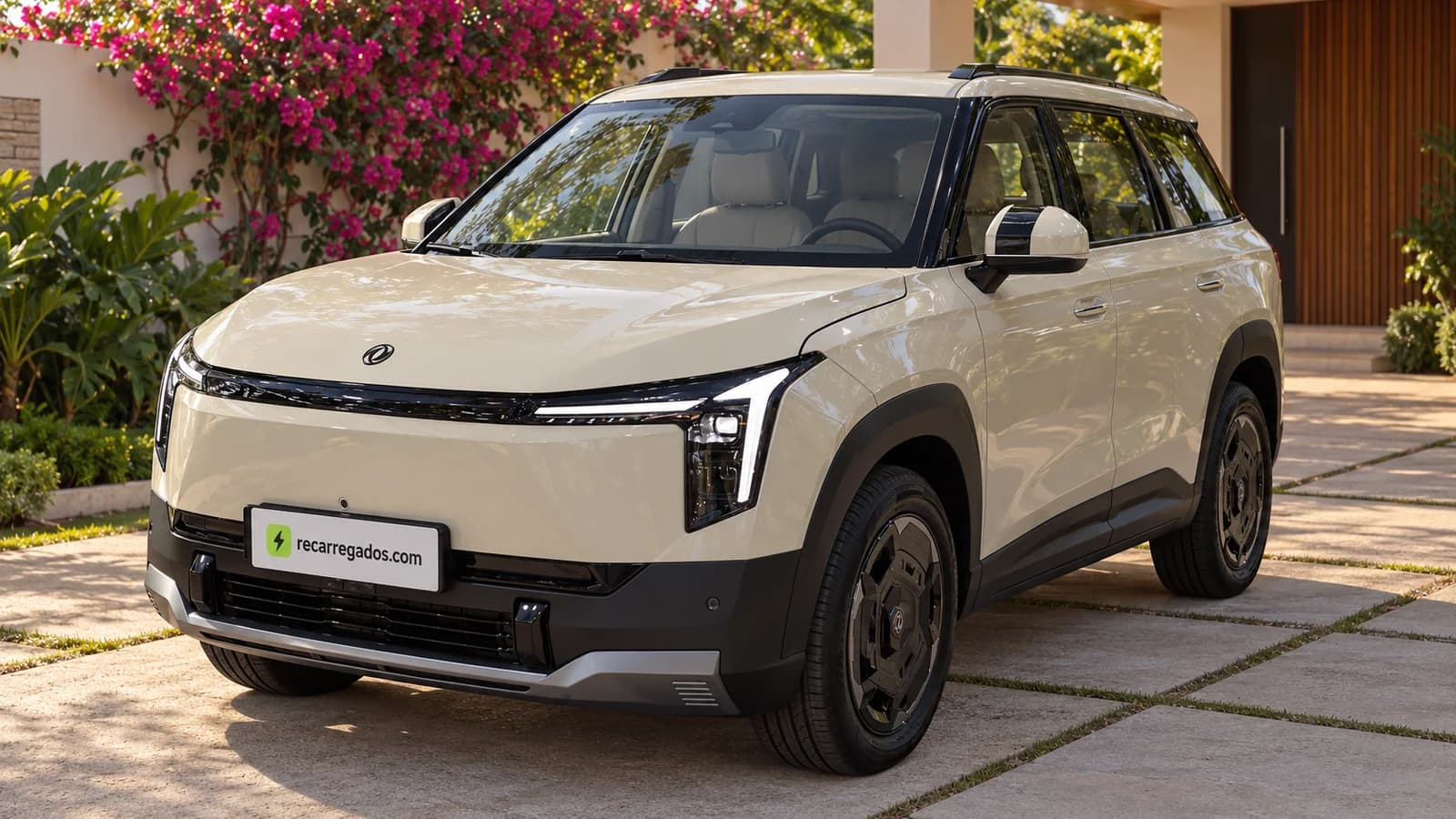 Dongfeng Vigo bege claro, SUV elétrico em uma casa contemporânea, imagem gerada com IA a partir de foto real