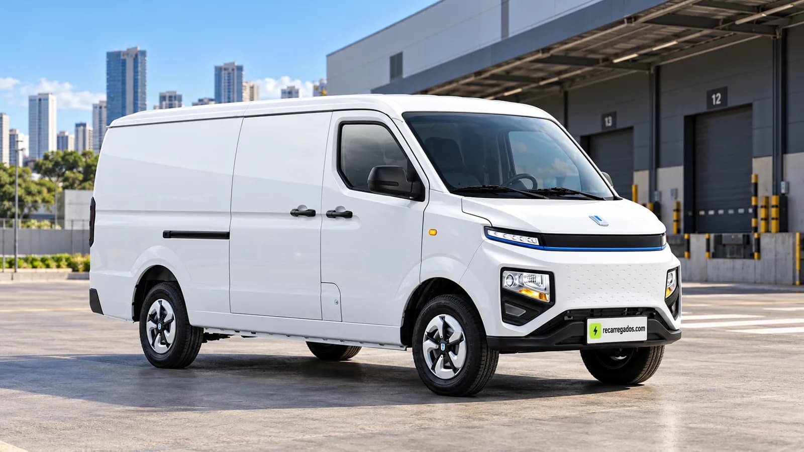 Farizon V6E furgão branco em centro de distribuição em São Paulo, imagem gerada com IA a partir de foto oficial