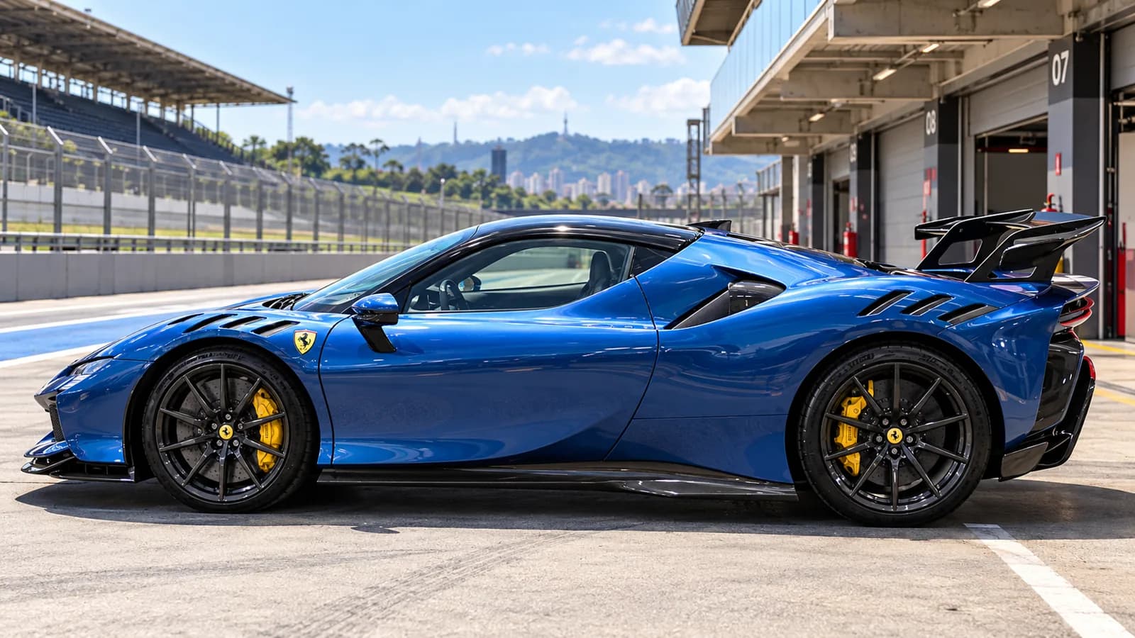 Ferrari SF90 XX Stradale azul em pit lane de autódromo, imagem gerada com IA a partir de foto real