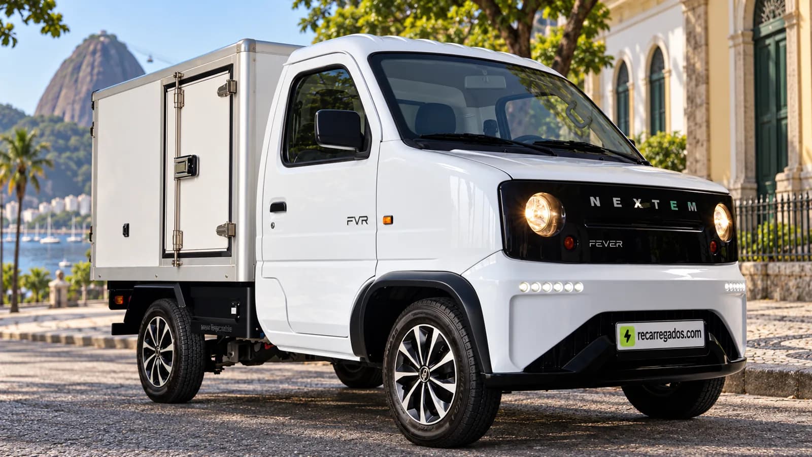 Fever Nextem FN1000 utilitário elétrico branco com baú em rua do Rio de Janeiro, imagem gerada com IA a partir de foto de divulgação