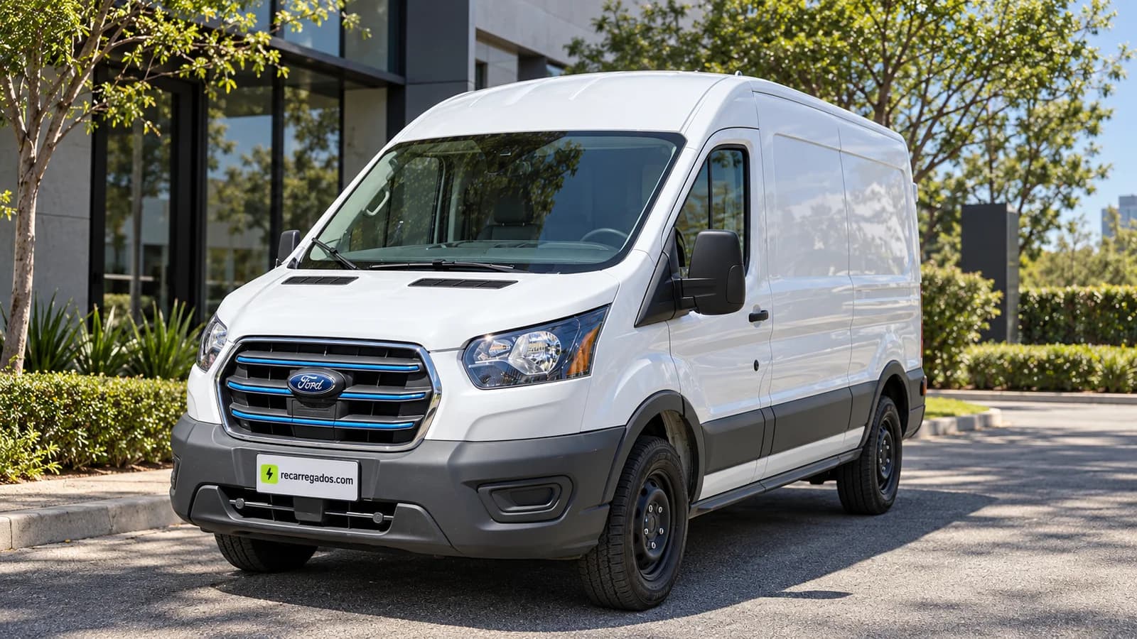 Ford E-Transit branca, furgão elétrico em um cenário comercial contemporâneo, imagem gerada com IA a partir de foto real