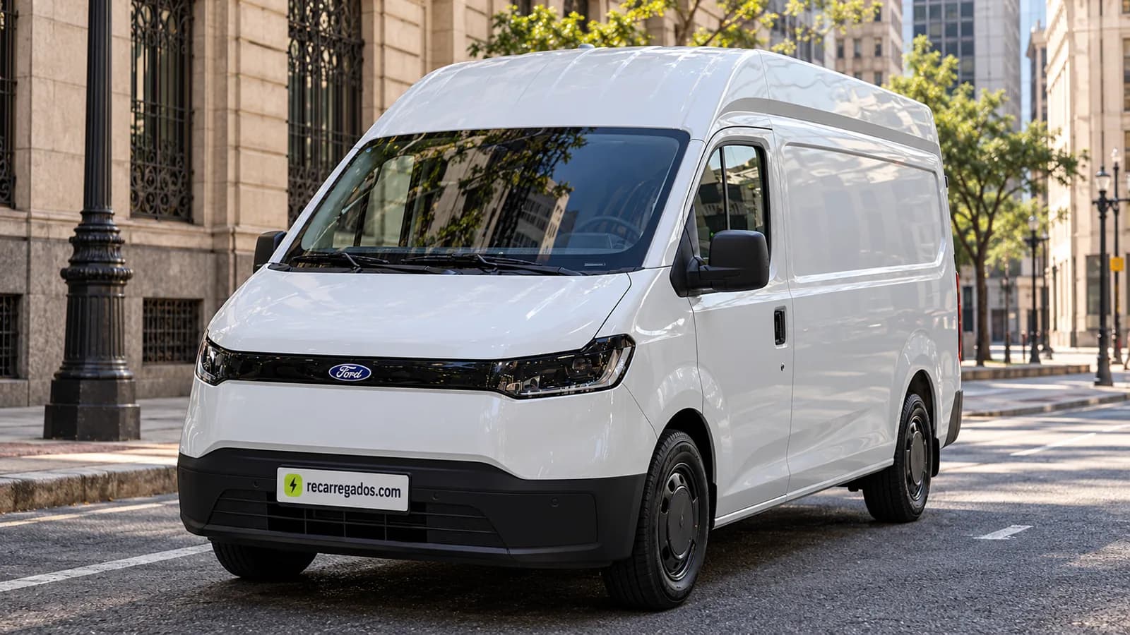 Ford Transit City branca em rua de entregas no centro de São Paulo, imagem gerada com IA a partir de foto real
