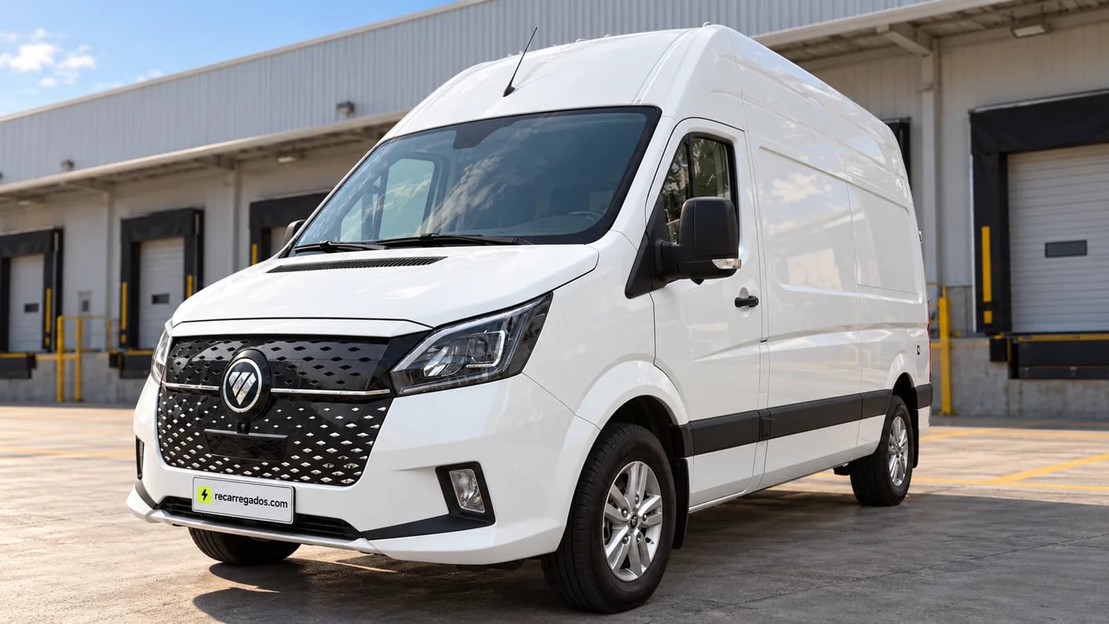 Foton eToano Pro furgão branco em pátio logístico em Campinas, imagem gerada com IA a partir de foto de divulgação