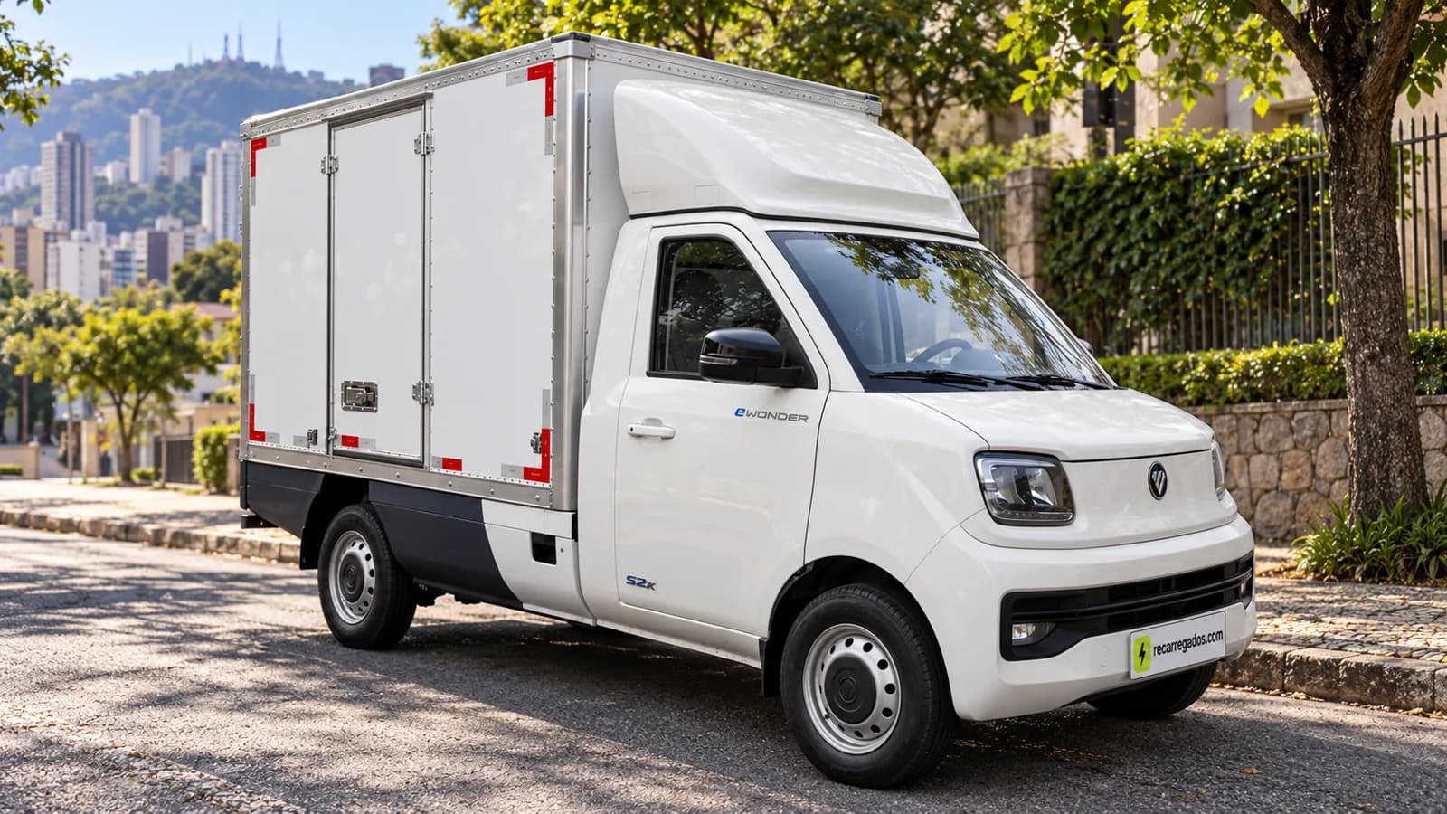 Foton eWonder minicaminhão branco com baú em rua de Belo Horizonte, imagem gerada com IA a partir de foto de divulgação