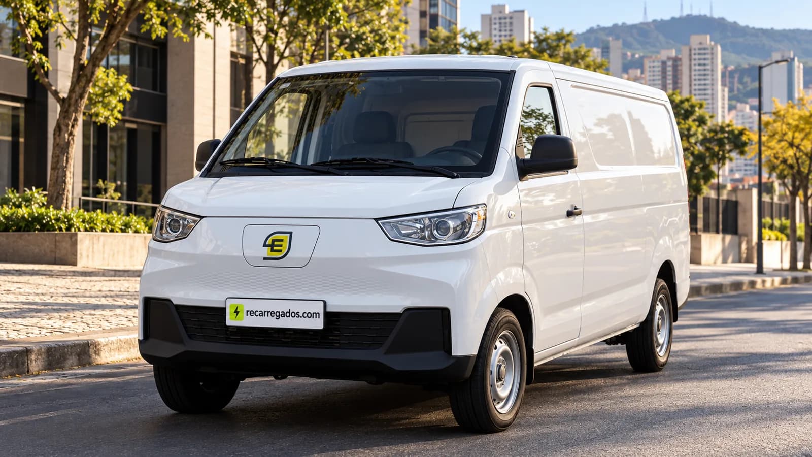 Hitech Electric EV6 Cargo branco em rua comercial de Belo Horizonte, imagem gerada com IA a partir de foto oficial
