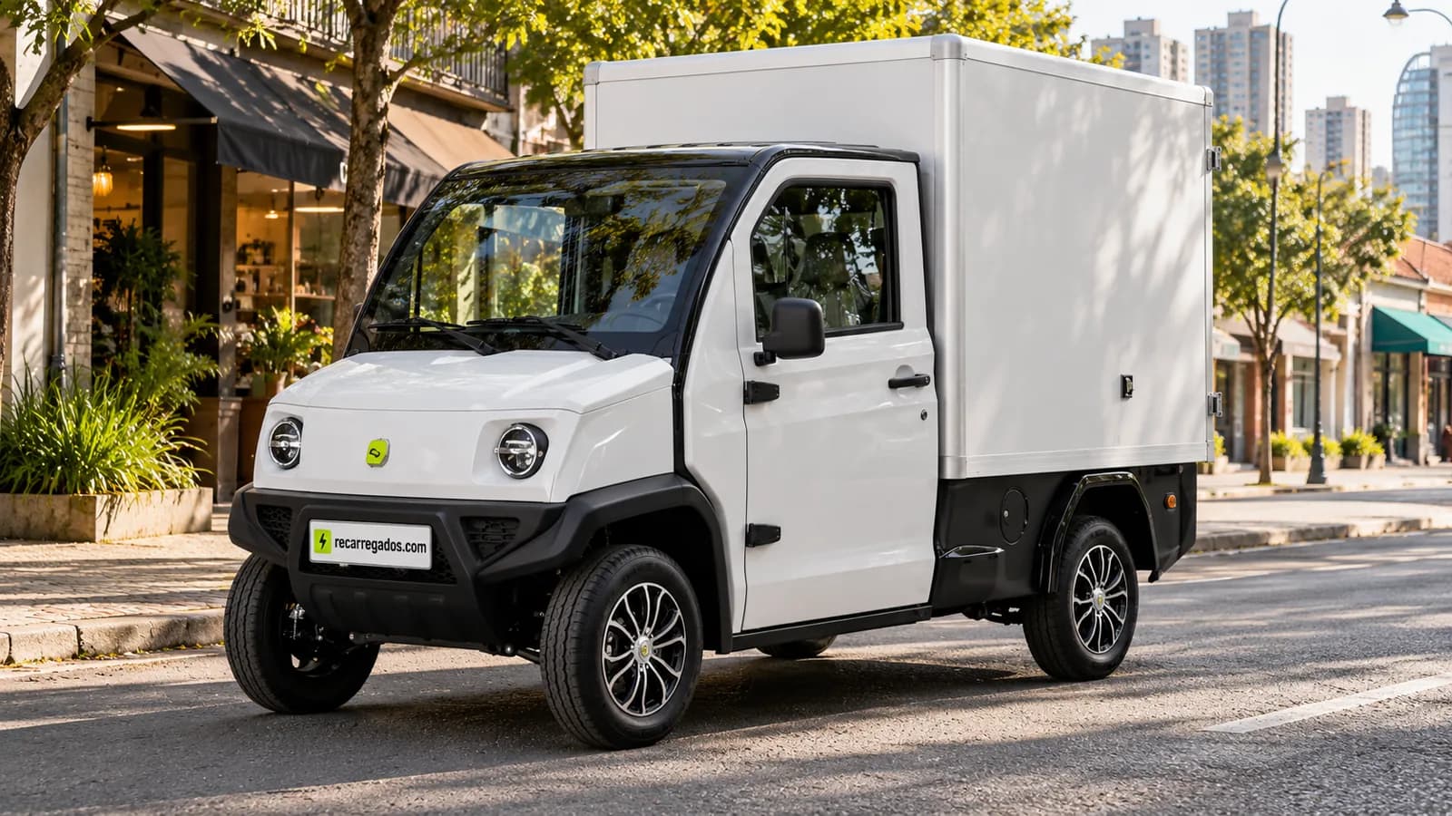 Hitech Electric New Delivery utilitário elétrico com baú em rua de Curitiba, imagem gerada com IA a partir de foto oficial