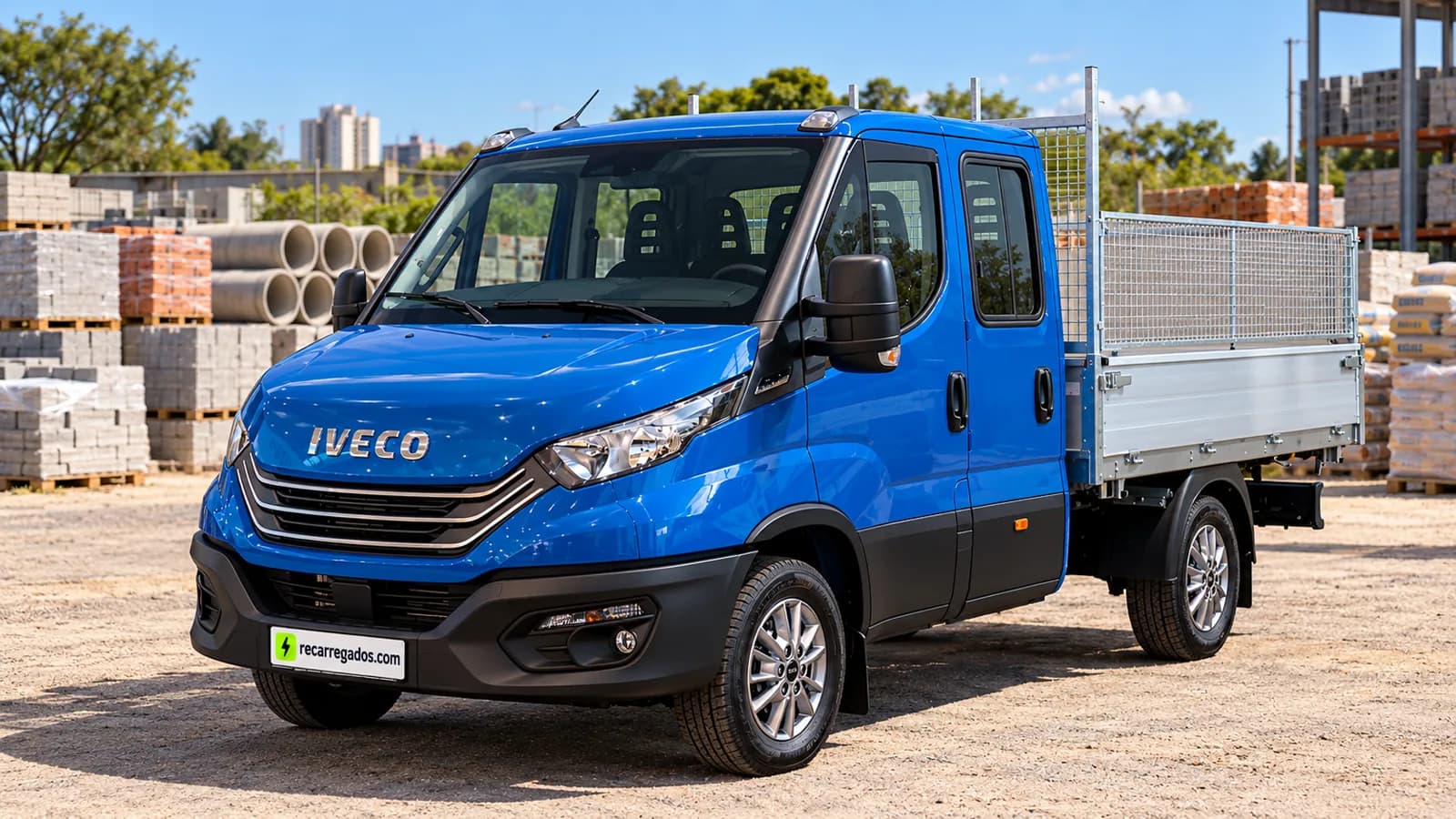 Iveco eDaily azul com carroceria em depósito em Campinas, imagem gerada com IA a partir de foto real