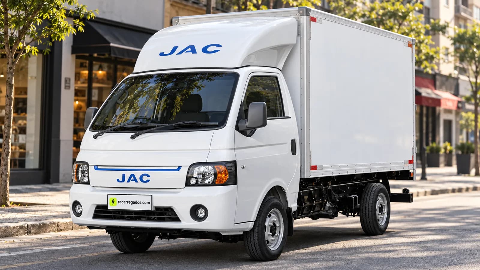 Caminhão elétrico JAC E-JT3.5 branco com baú em rua comercial de São Paulo, imagem gerada com IA a partir de foto oficial