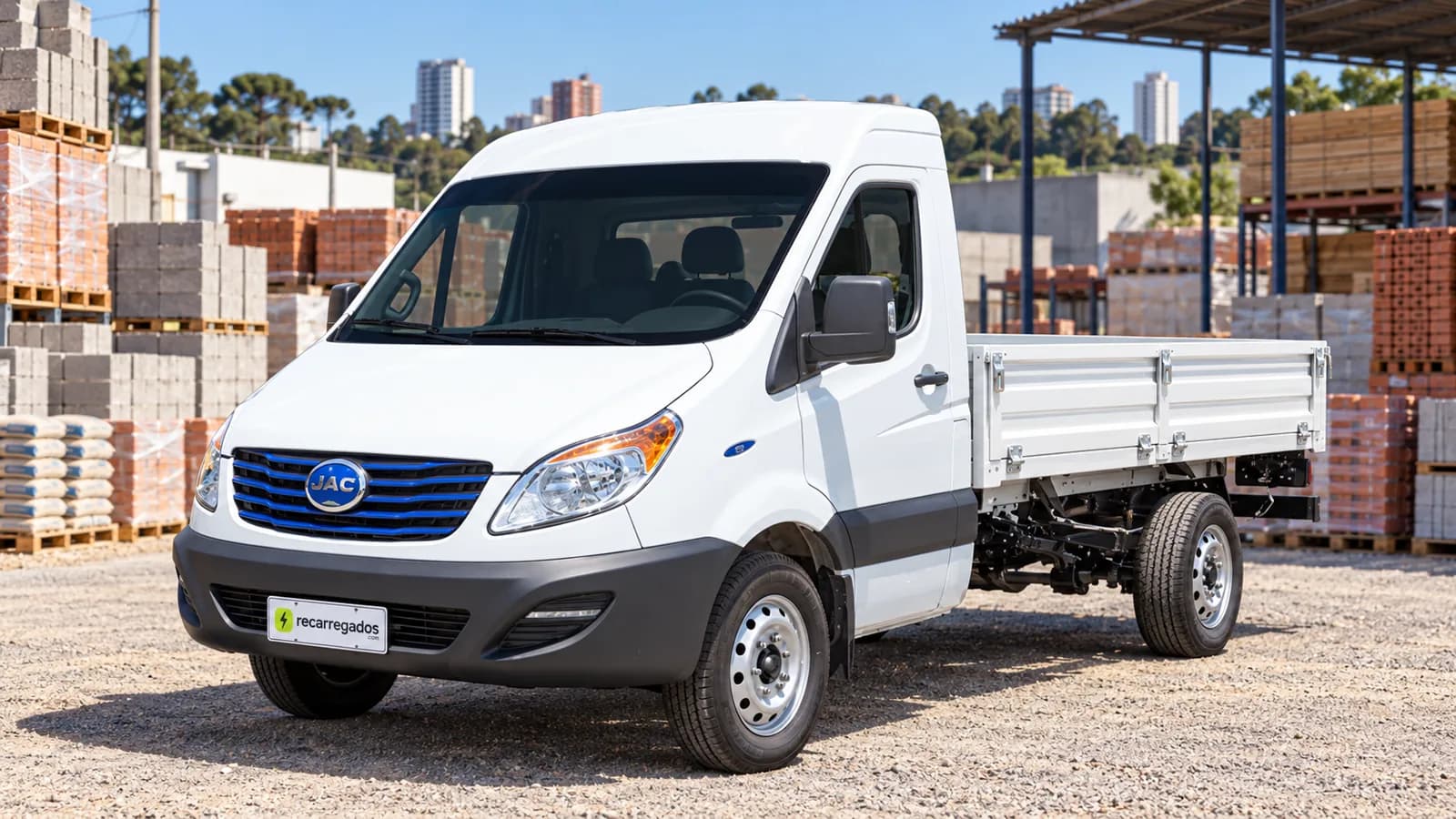 JAC E-JV CC branco com carroceria em depósito de materiais em Curitiba, imagem gerada com IA a partir de foto oficial