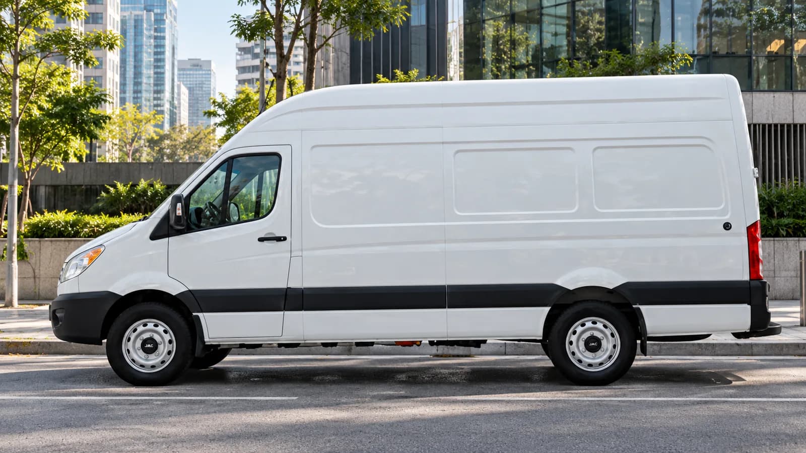 JAC E-JV12 furgão branco em avenida de São Paulo, imagem gerada com IA a partir de foto oficial