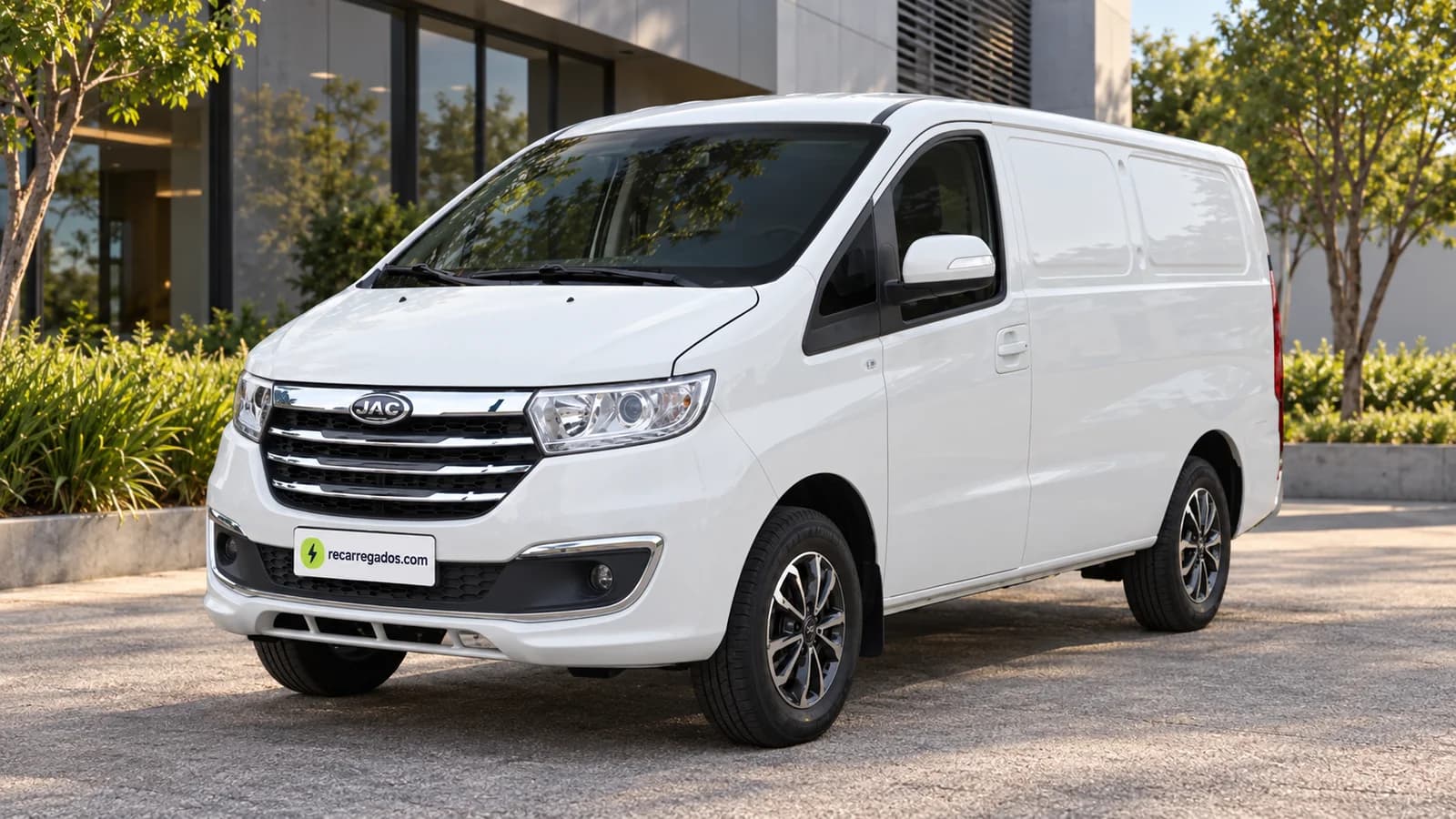 JAC E-JV5.5 branco, furgão elétrico fechado em um cenário comercial contemporâneo, imagem gerada com IA a partir de foto real
