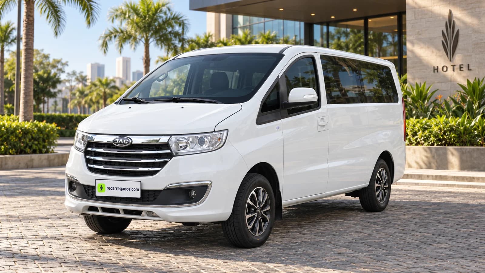 JAC E-JV7L branco, van elétrica de passageiros em uma entrada de hotel, imagem gerada com IA a partir de foto real