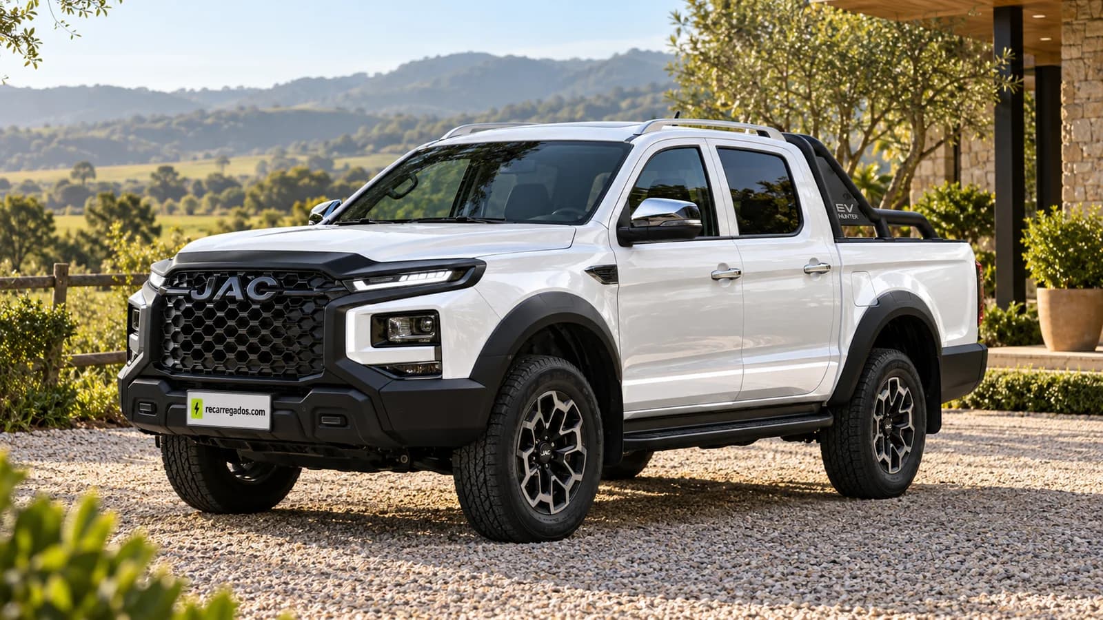 JAC EV Hunter 4x4 branca, picape elétrica em uma casa no campo, imagem gerada com IA a partir de foto real