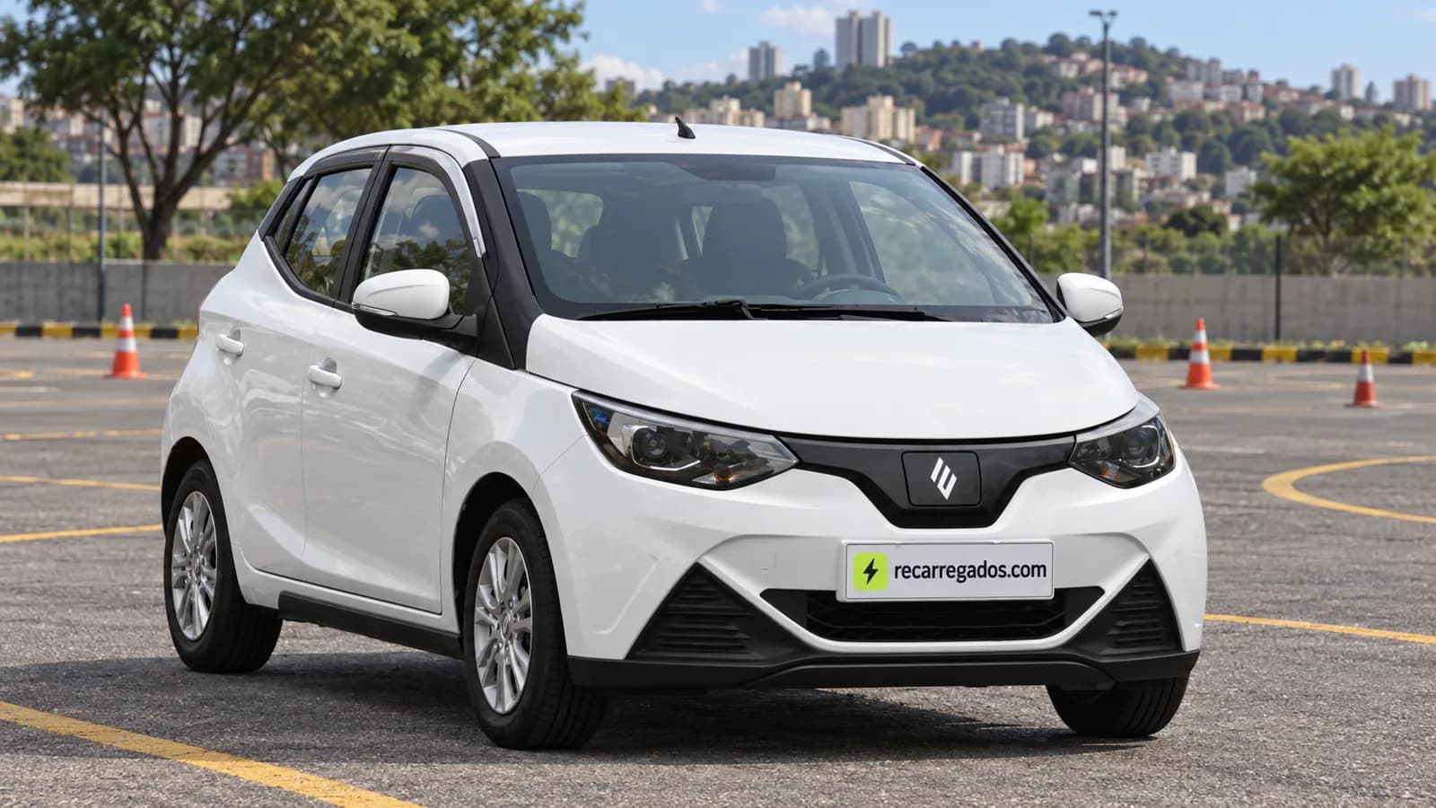 JMEV EV2 branco em pátio de autoescola em Belo Horizonte, imagem gerada com IA a partir de foto real