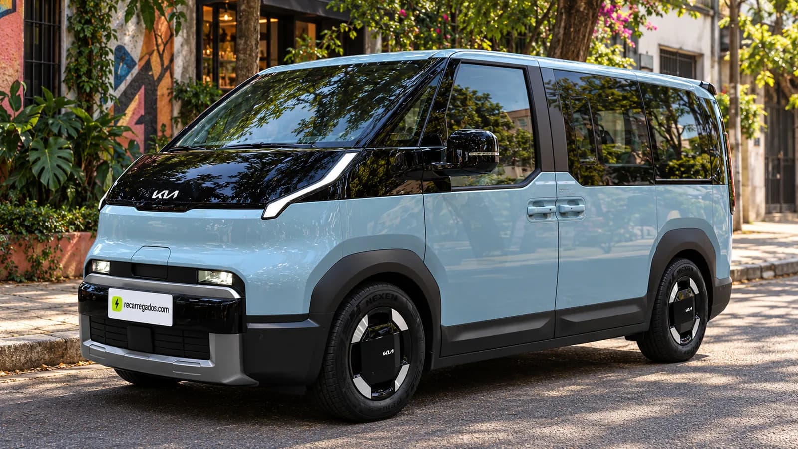 Kia PV5 azul-claro em rua da Vila Madalena, imagem gerada com IA a partir de foto real